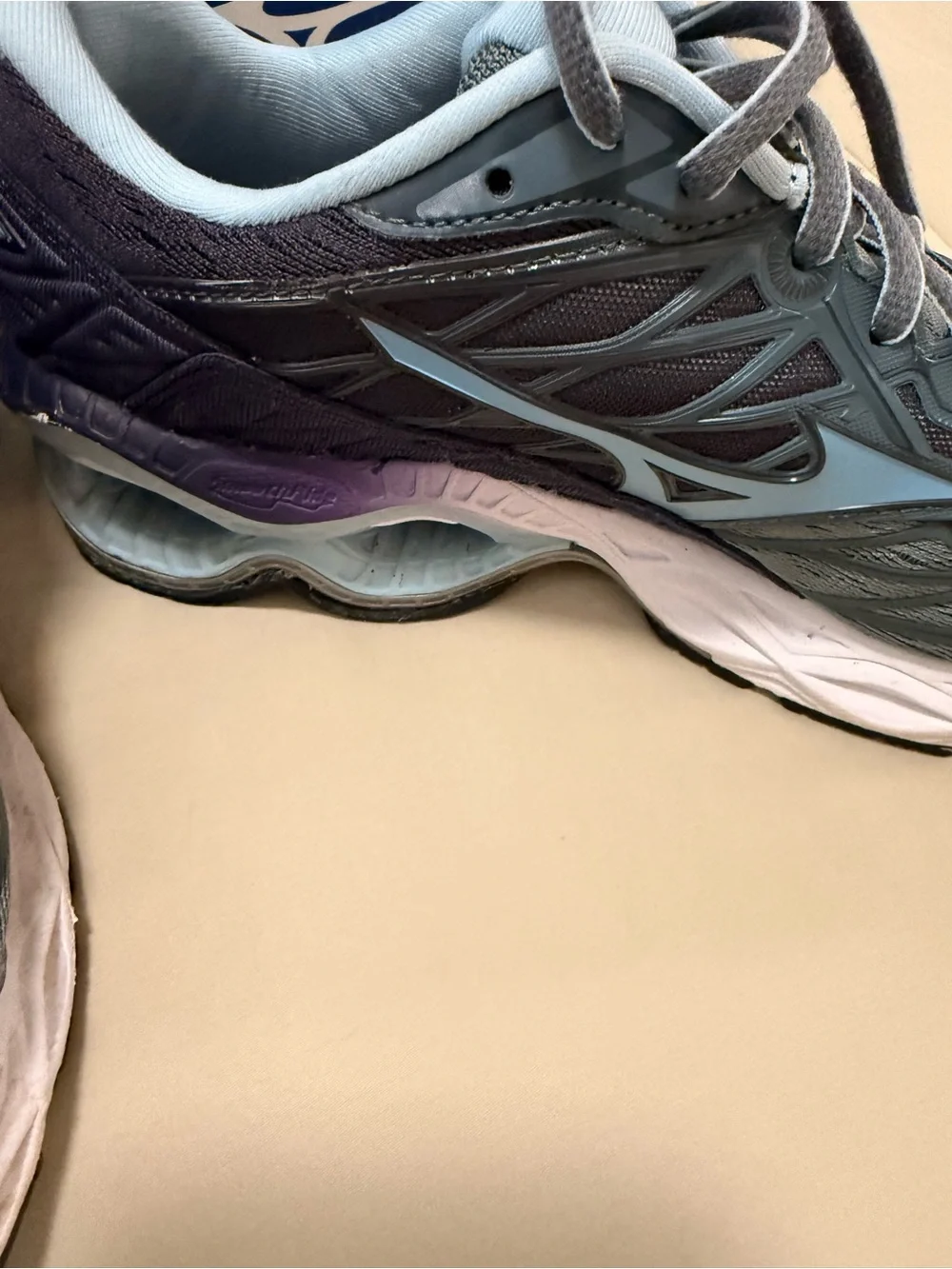 Mizuno Women's Wave Creation  Running Sneakers size 8.5 with original box